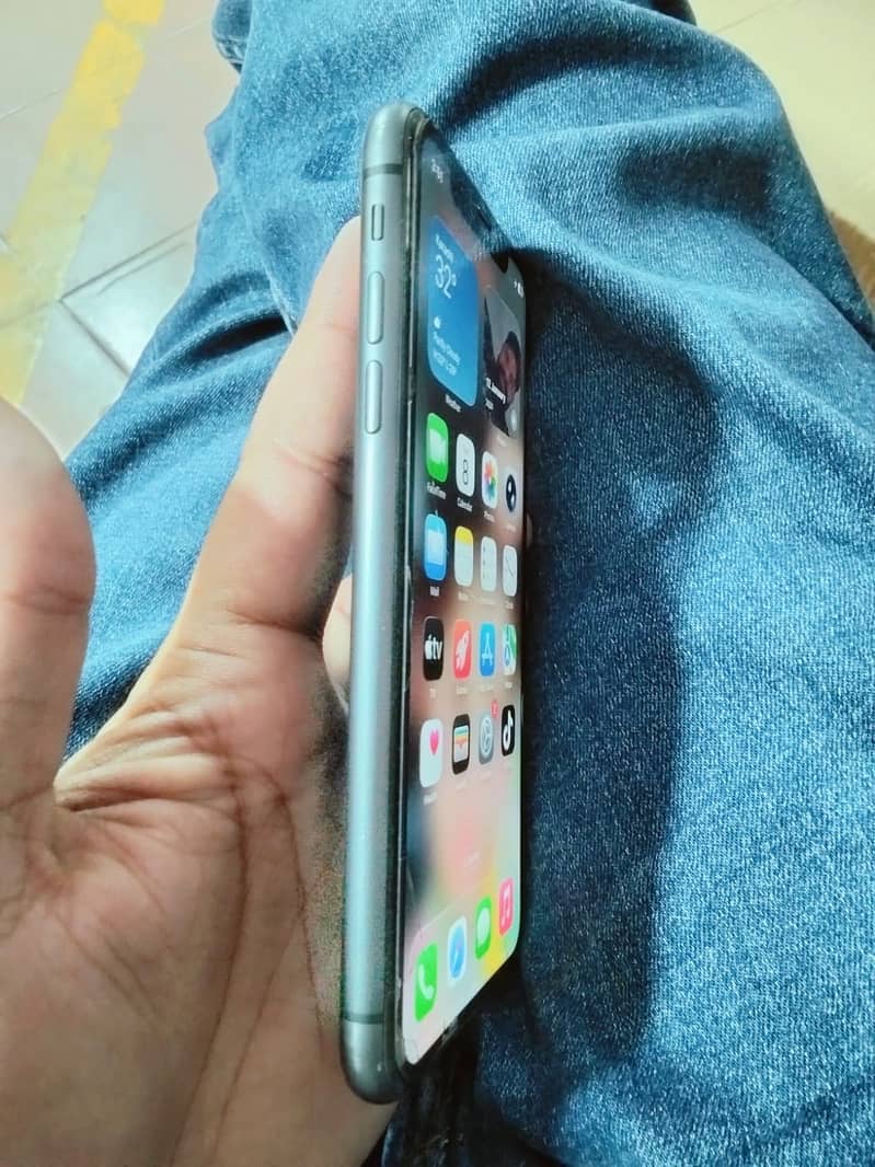 Apple iPhone 11 3