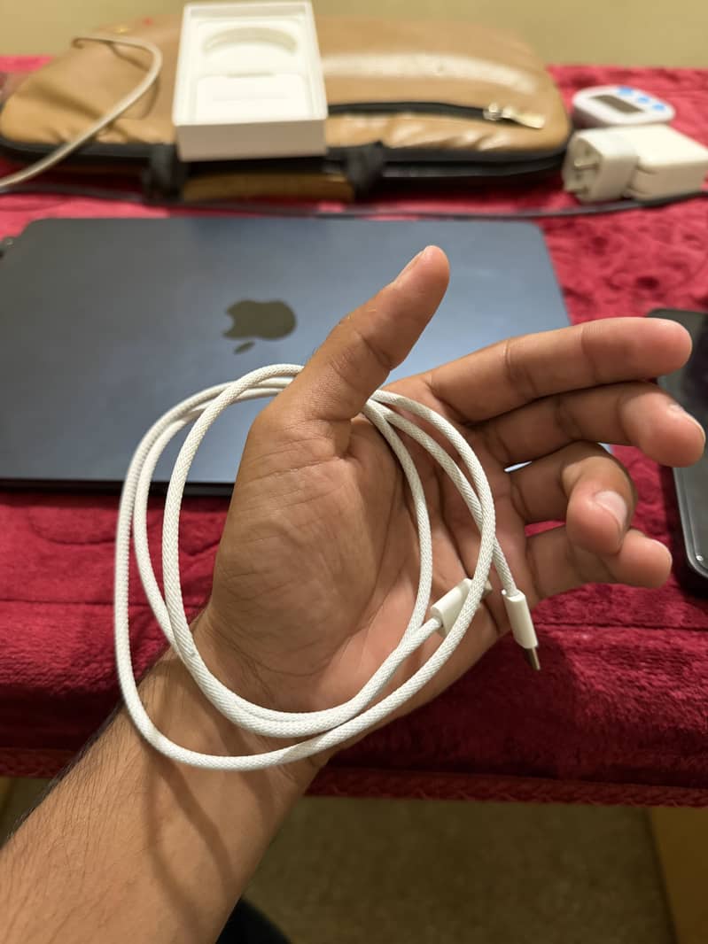 Original Apple data cable 1
