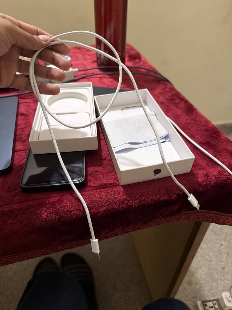 Original Apple data cable 3