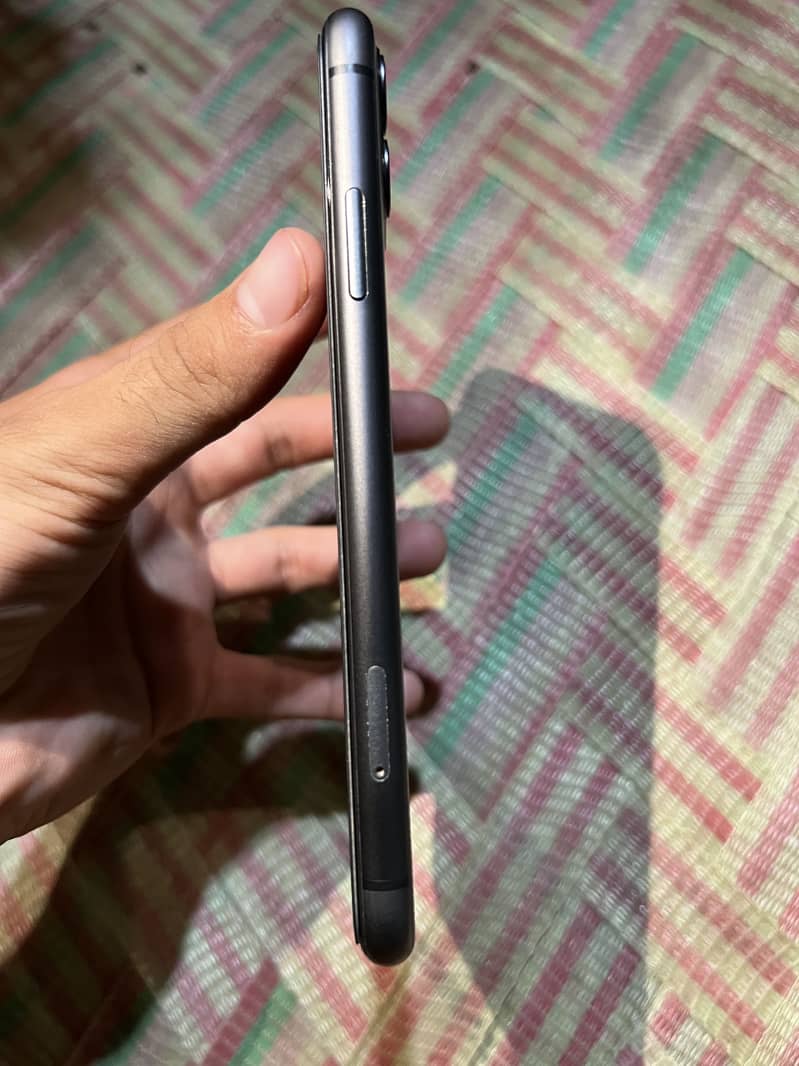 iPhone 11 4
