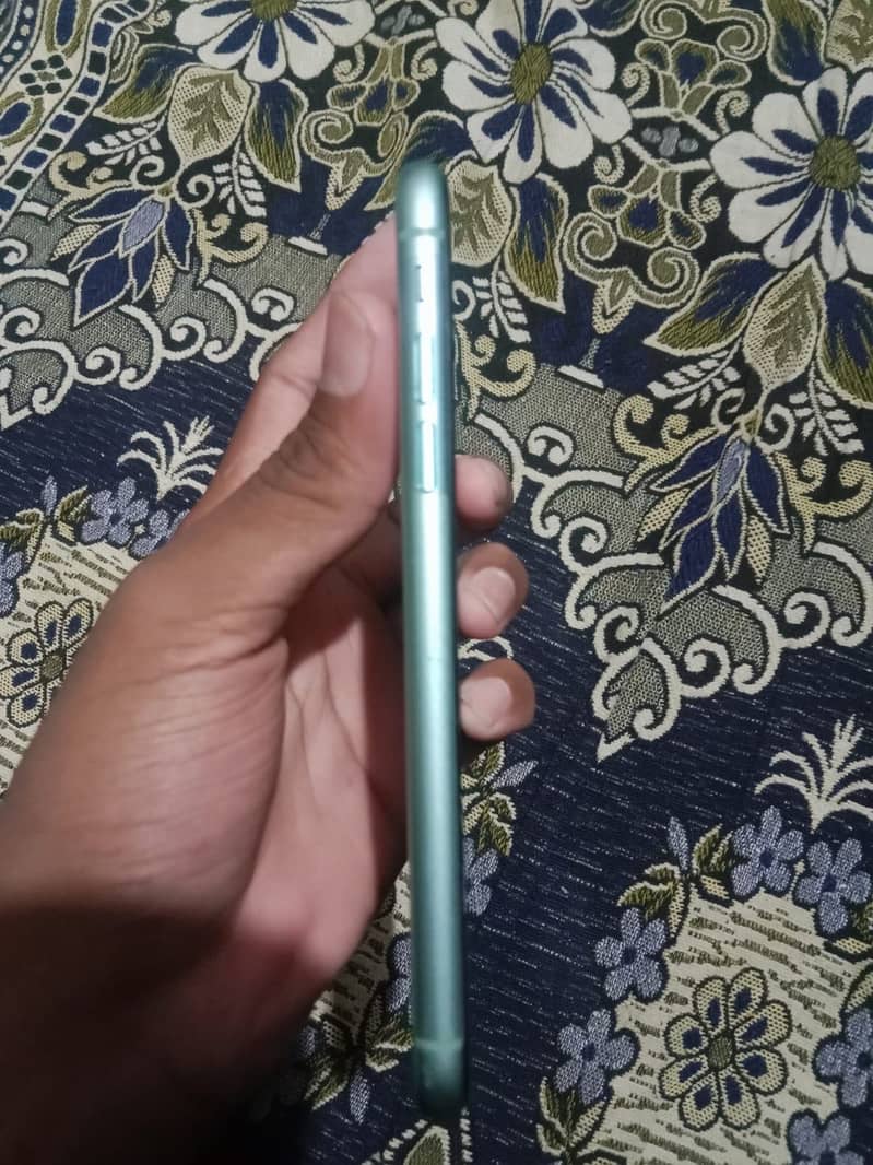 Apple iPhone 11 3