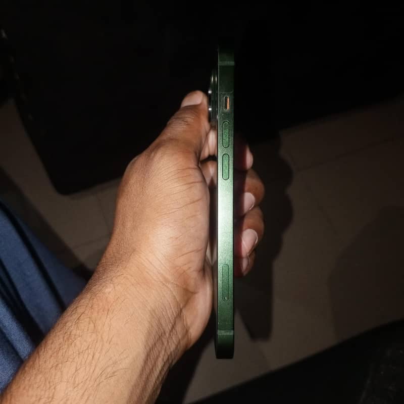 Apple iPhone 13 0