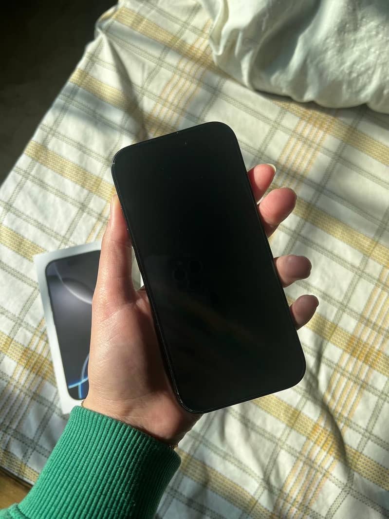 Apple iPhone 16 Pro 1