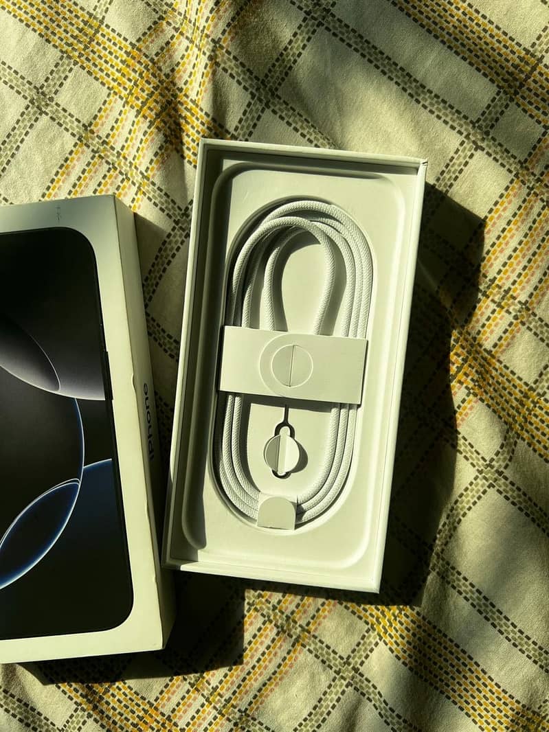 Apple iPhone 16 Pro 2