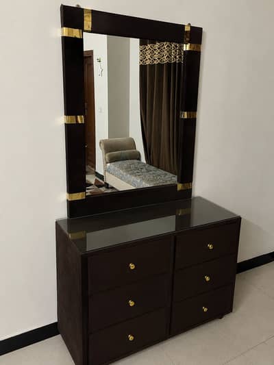 Bed set with side table and dressing table