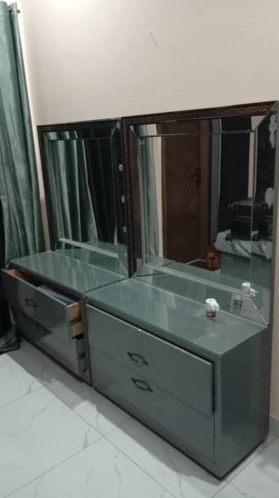 Bed and 2 dressing tables