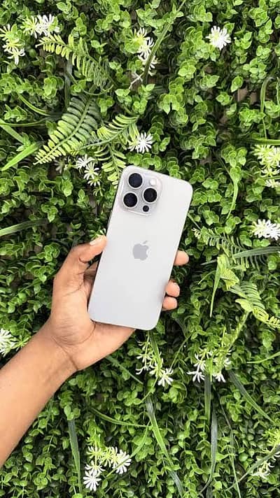 Apple iPhone 15 Pro Max natural