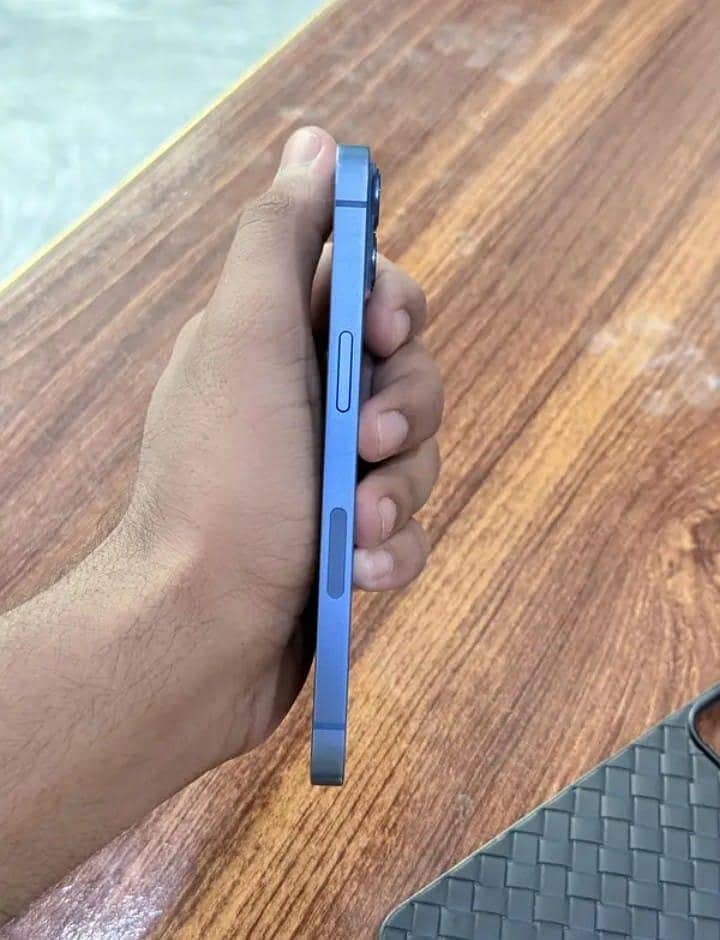 Apple iPhone 13 2