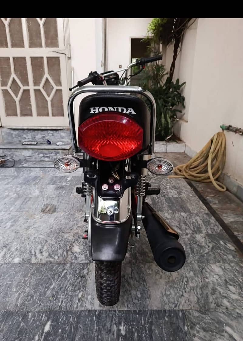 Honda 125 self start golden addition 1