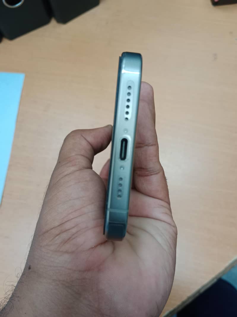 Apple iPhone 15 Pro Max 4