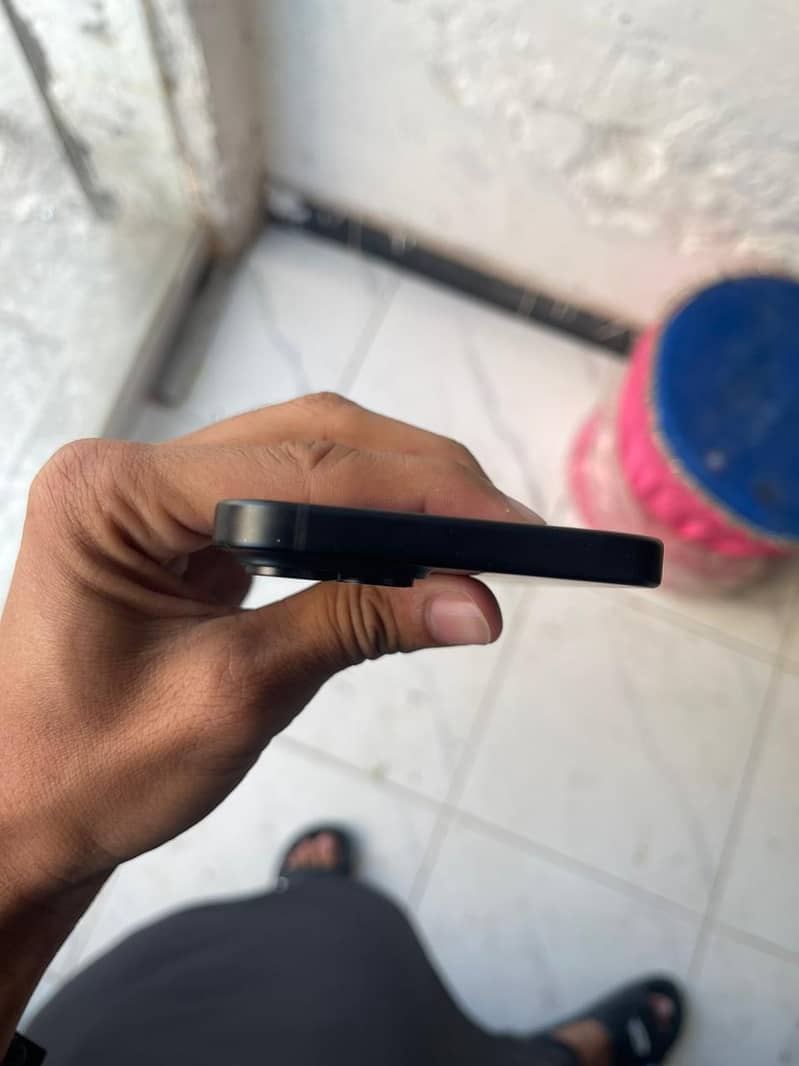 Apple iPhone 15 4