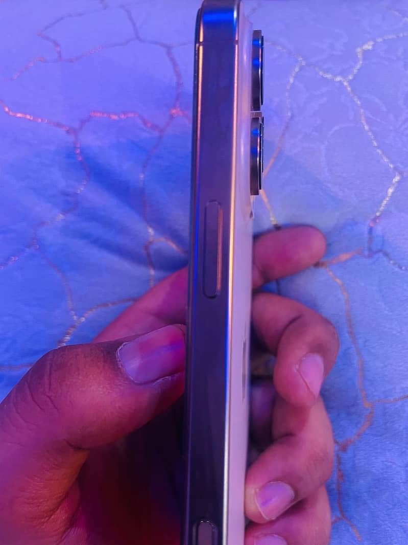 Apple iPhone 16 Pro Max 4