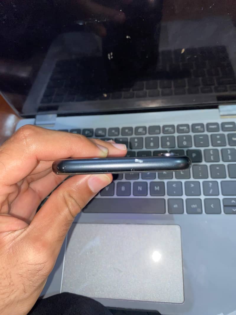 Apple iPhone XR 7