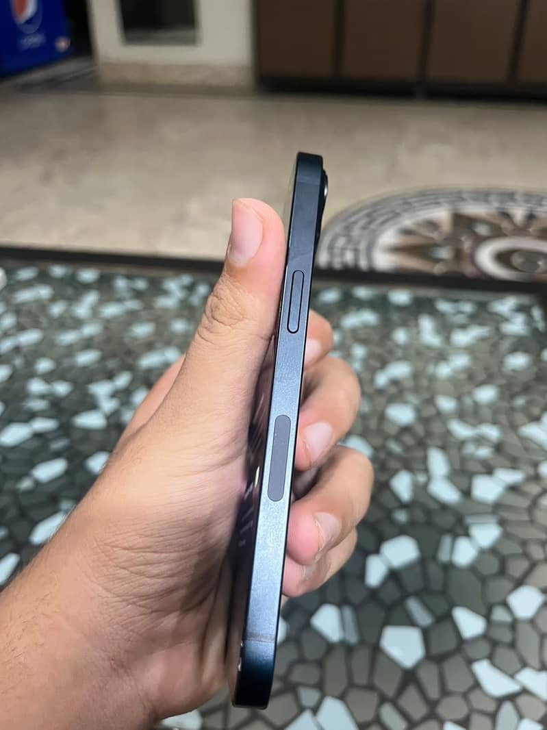 Apple iPhone 13 8
