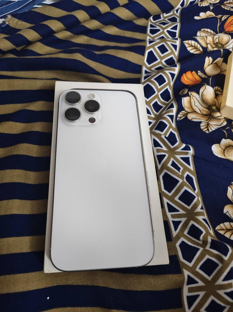 Apple iPhone 16 Pro Max 1