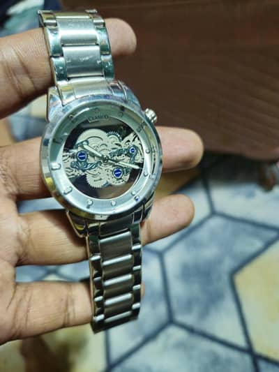 New clasico watch Neat and new condition All ok Dubai sy buy ki ty