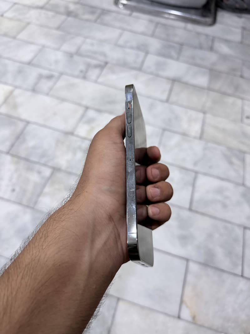 Apple iPhone 13 Pro Max 4