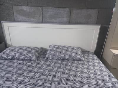 Queen Size bed + mattrress