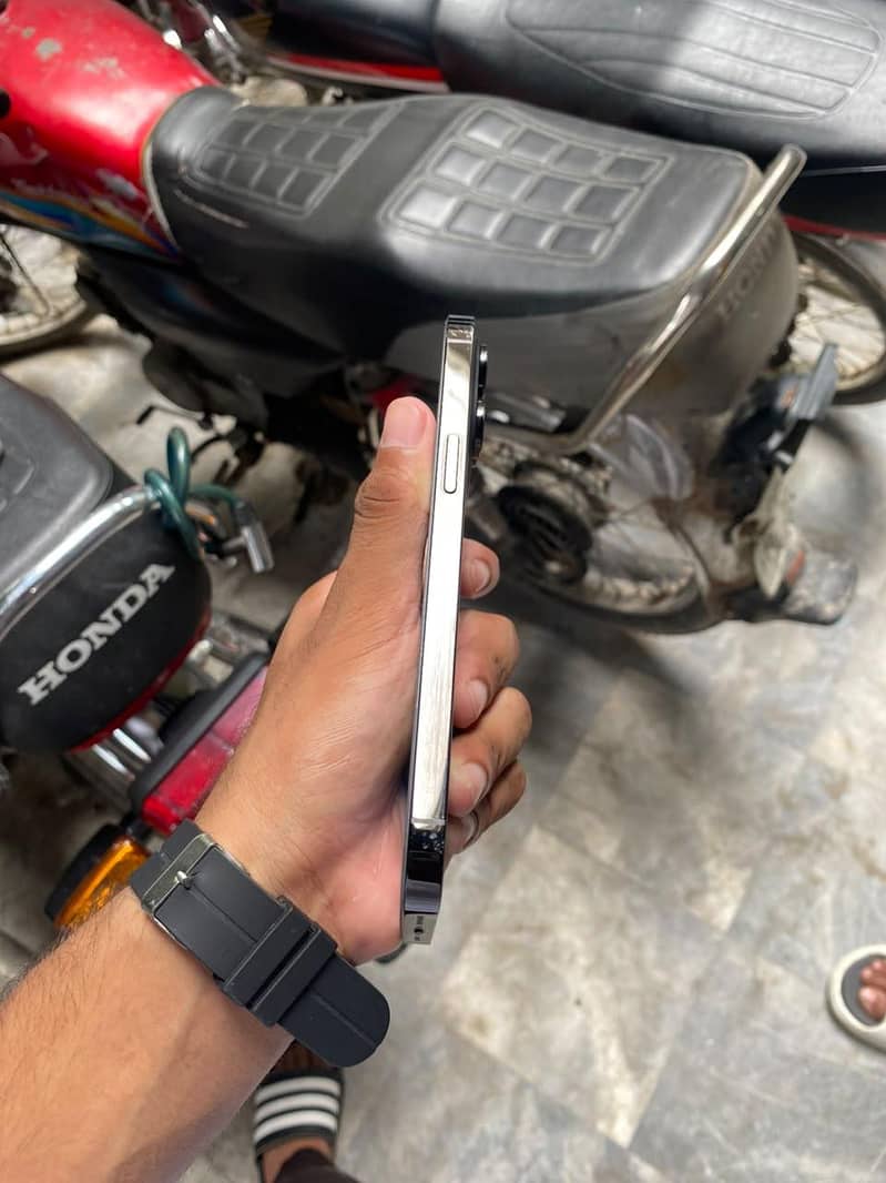 Apple iPhone 14 Pro Max 4