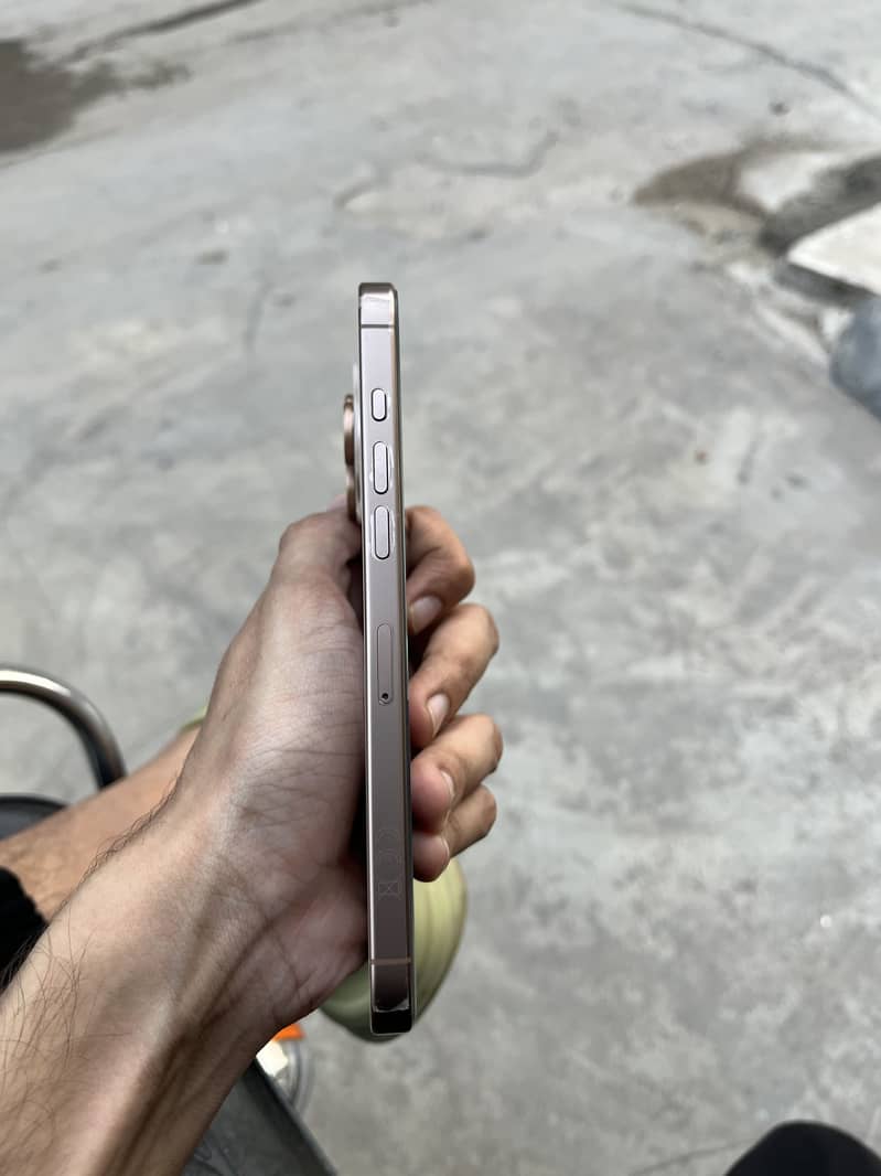 Iphone 16 pro max 3