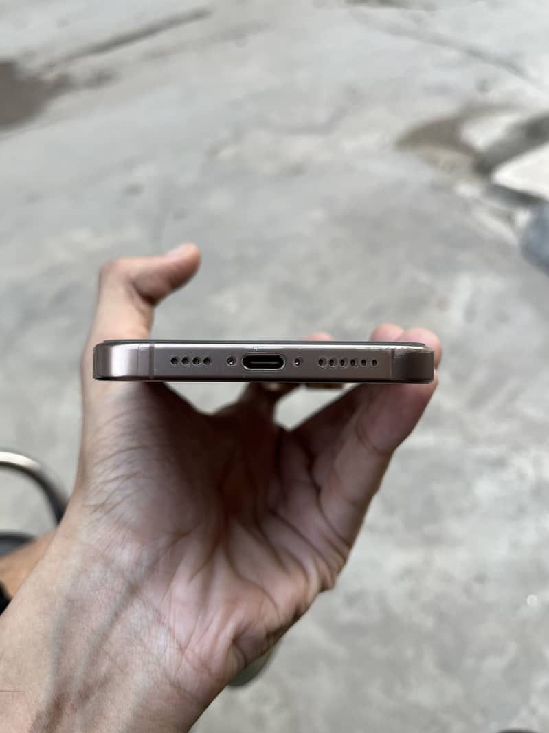 Iphone 16 pro max 4