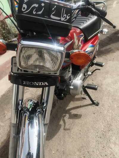 2022 model 125 red colour
