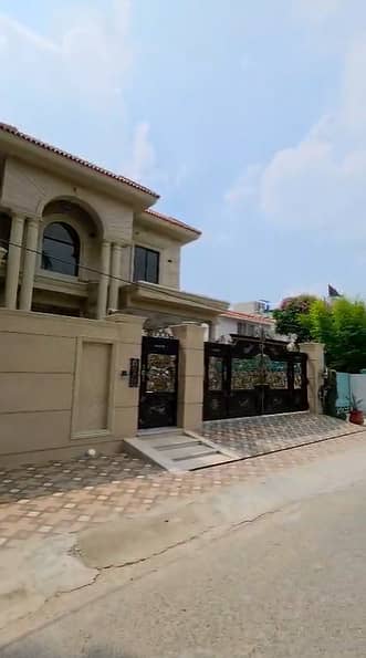 25 Marla Lavish House with Basement for Sale
