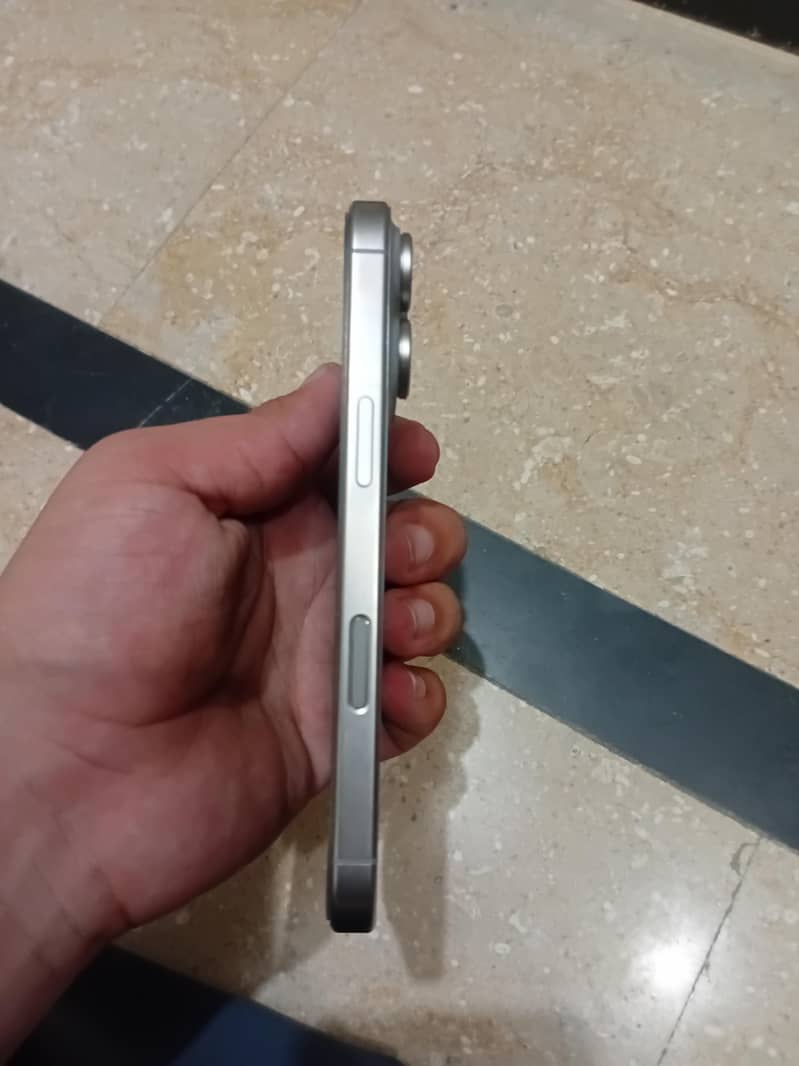 Apple iPhone 16 2