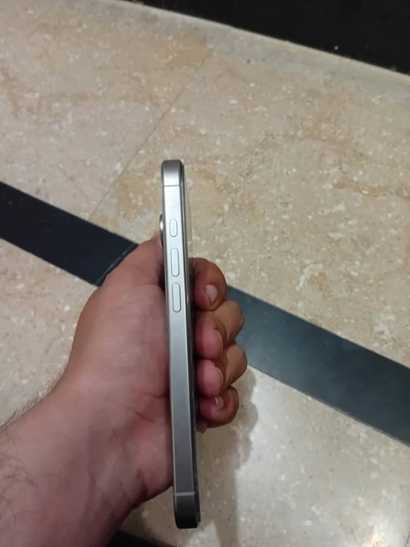 Apple iPhone 16 4