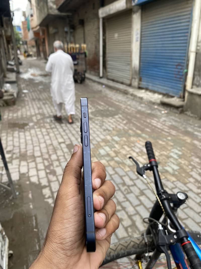 Apple iPhone 12 4
