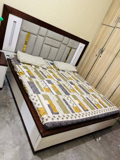 BED SET WITH SIDETABELS AND MIRROR