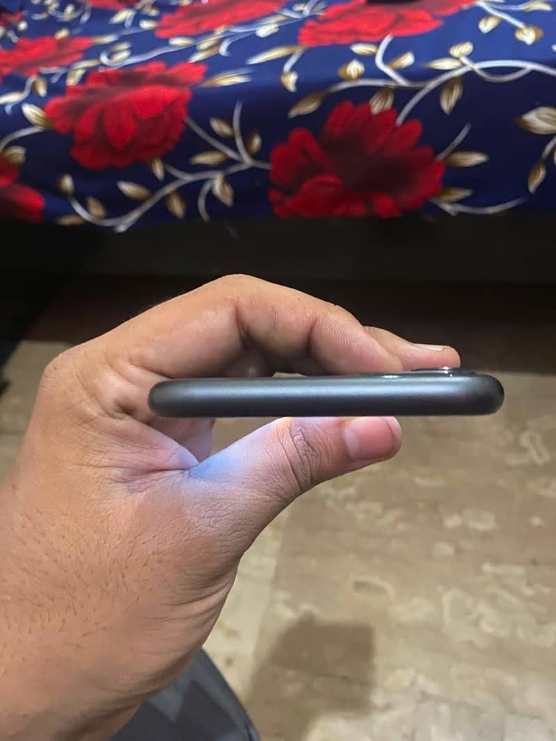 Apple iPhone 11 3