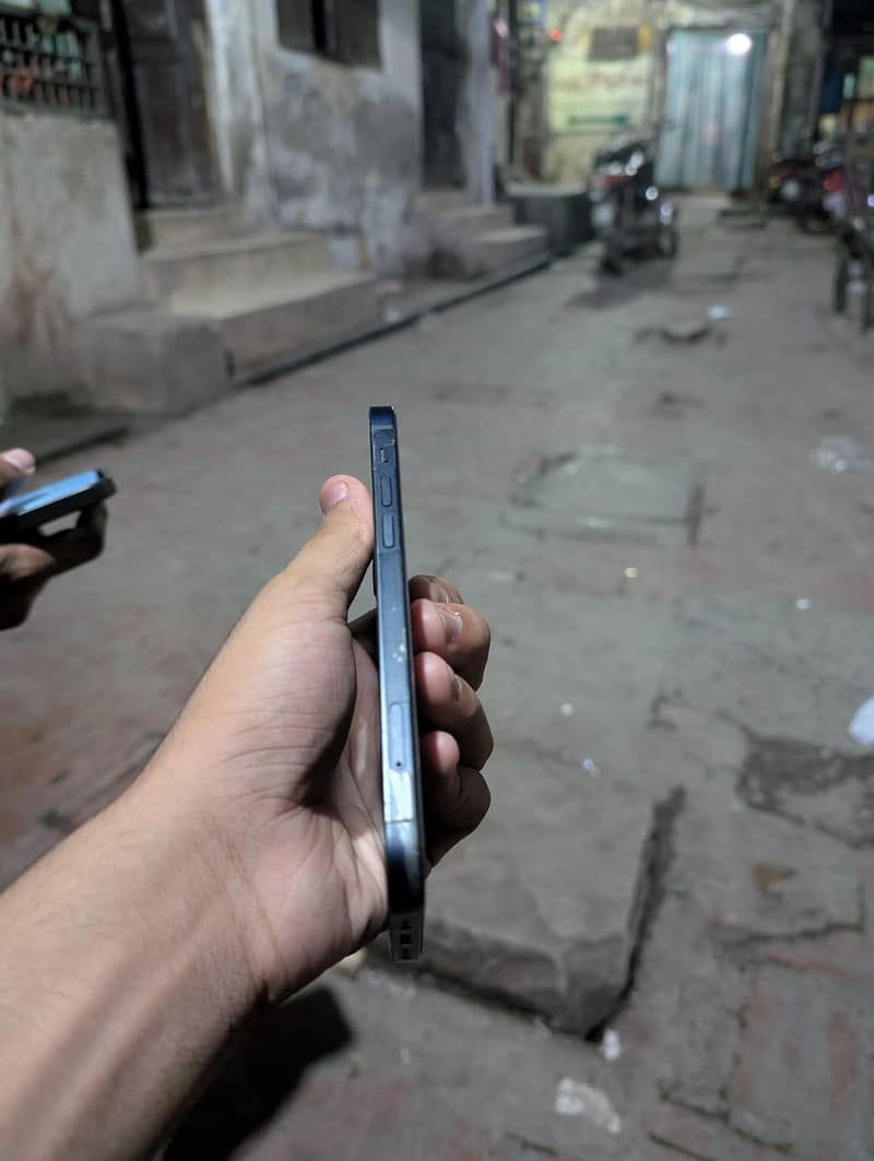 Apple iPhone 12 4