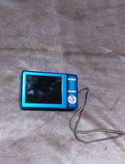 Sanyo VPC-S1415 14 MP point and shoot digi camera in blue.