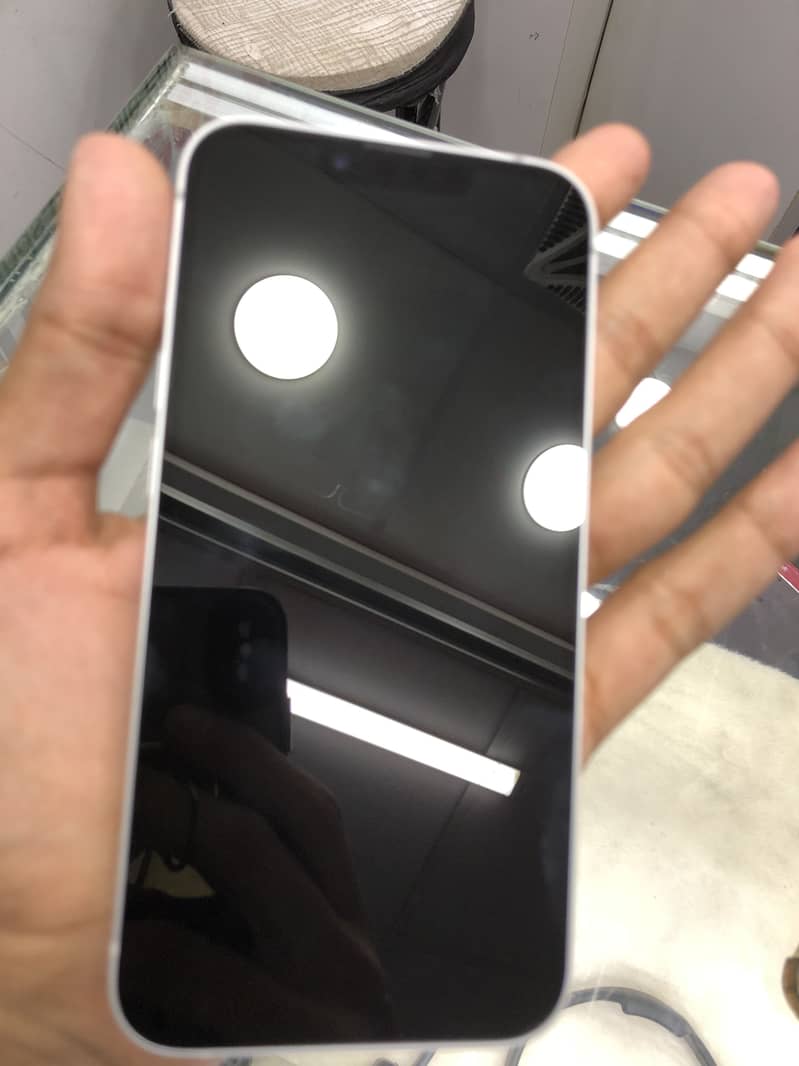 iPhone 16e 1