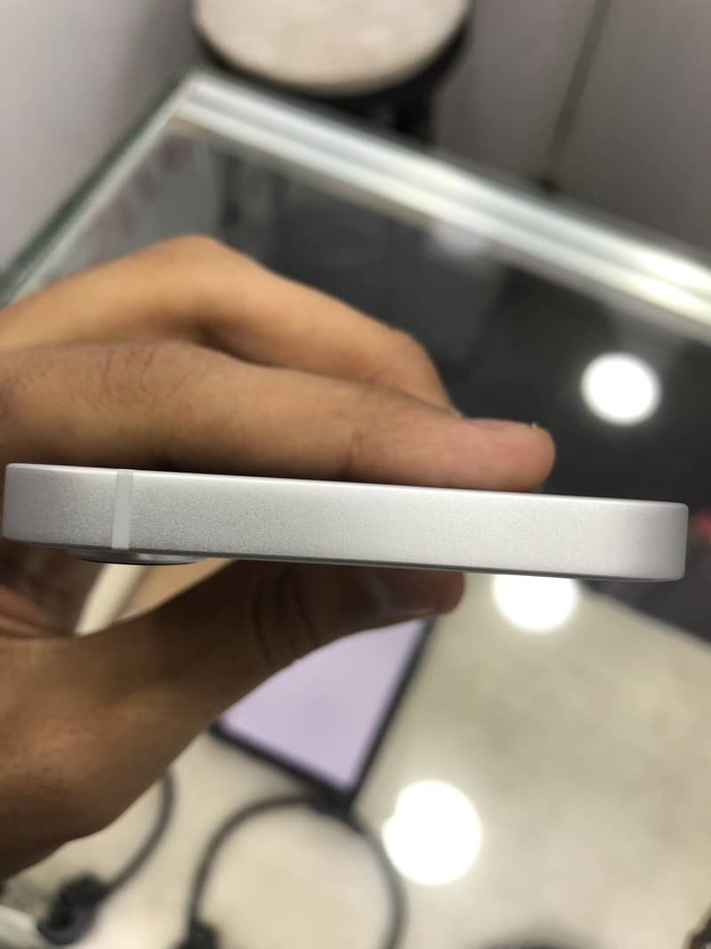 iPhone 16e 2