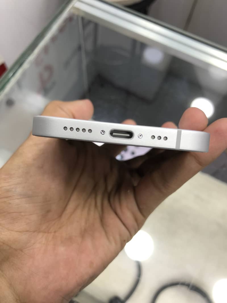 iPhone 16e 3