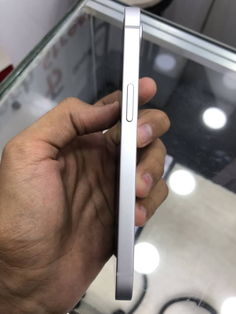 iPhone 16e 4