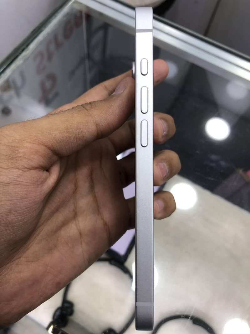 iPhone 16e 5