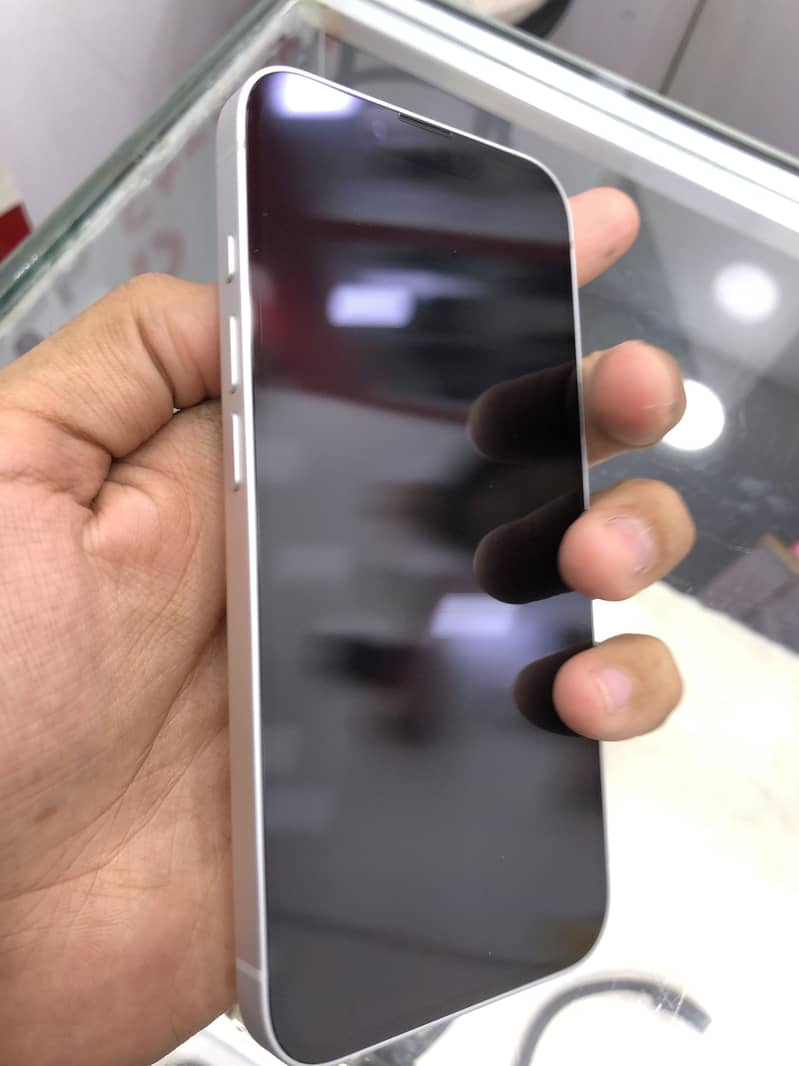 iPhone 16e 6