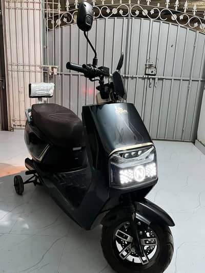 Crown Firefly Electric Scooty - Driven only 140km