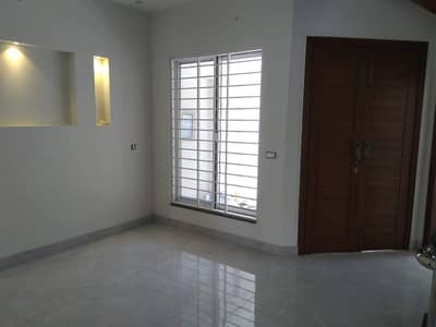 5 MARLA BRAND NEW HOUSE AVAILABLE FOR RENT