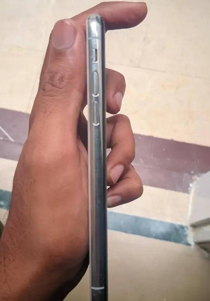 Apple iPhone X 4