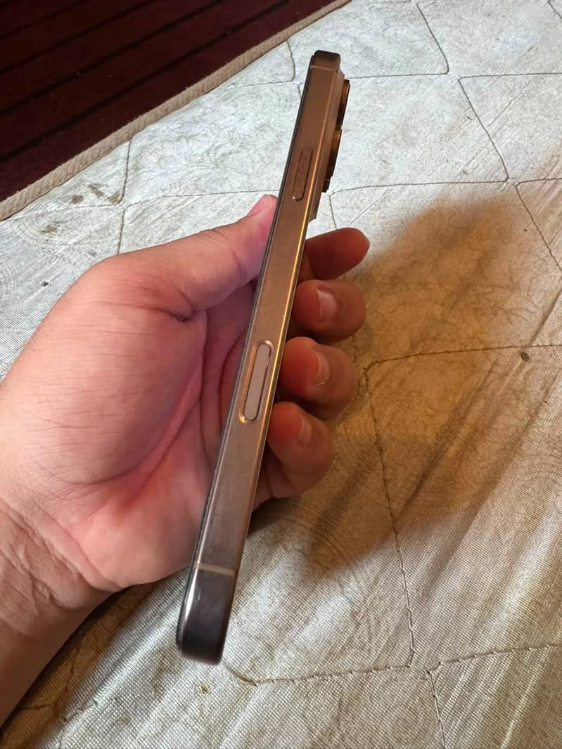 Apple iPhone 16 Pro Max 4