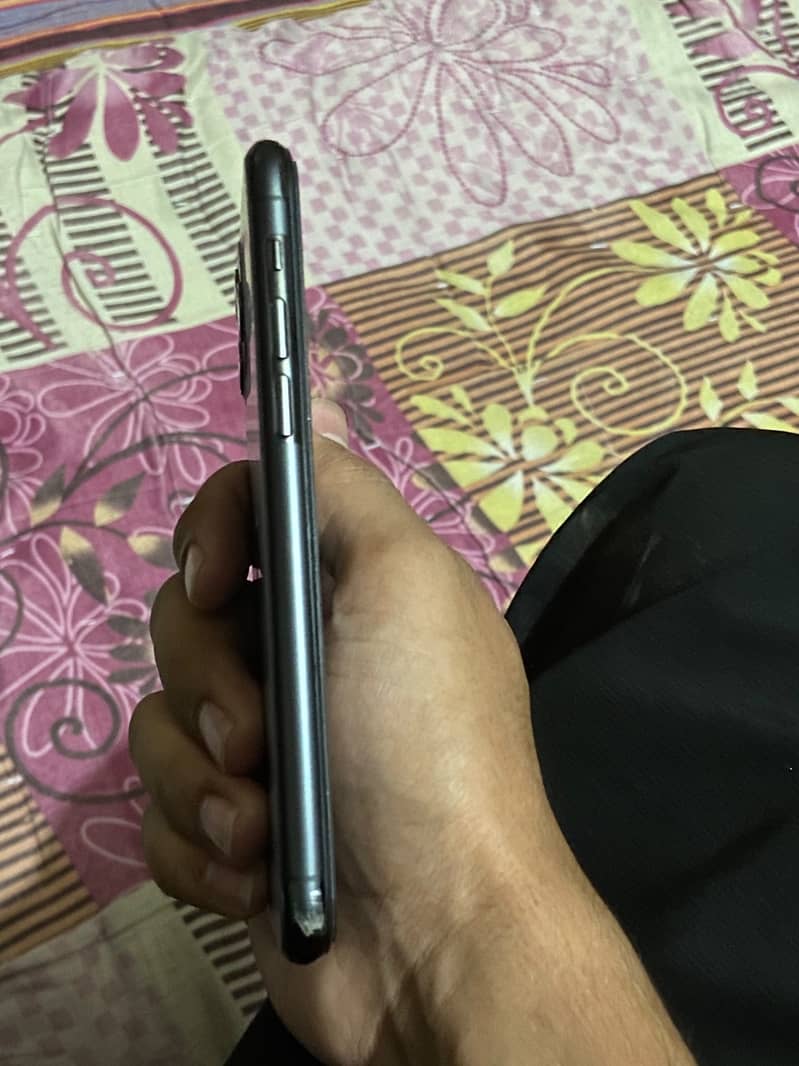 Apple iPhone 11 Pro 4