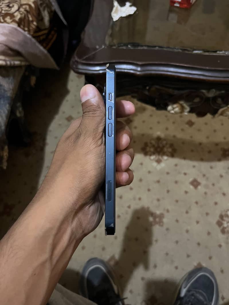 Apple iPhone 13 2