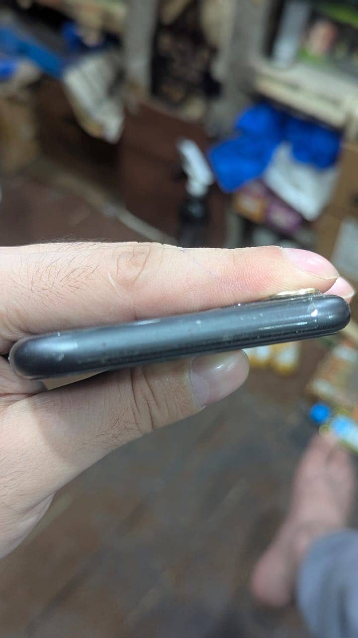 Apple iPhone 11 4