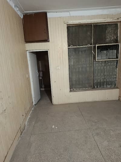 OLD HOUSE 25 YEARS 10 MARLA SINGLE STORY CHIPS FLOOR GOOD INVESTMENT TIME TOP LOCATION NEAR BUTT CHOWK TOWNSHIP LAHORE