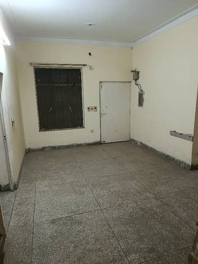 OLD HOUSE 25 YEARS 10 MARLA SINGLE STORY CHIPS FLOOR GOOD INVESTMENT TIME TOP LOCATION NEAR BUTT CHOWK TOWNSHIP LAHORE