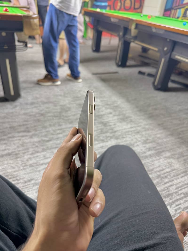 Apple iPhone 16 Pro Max 4